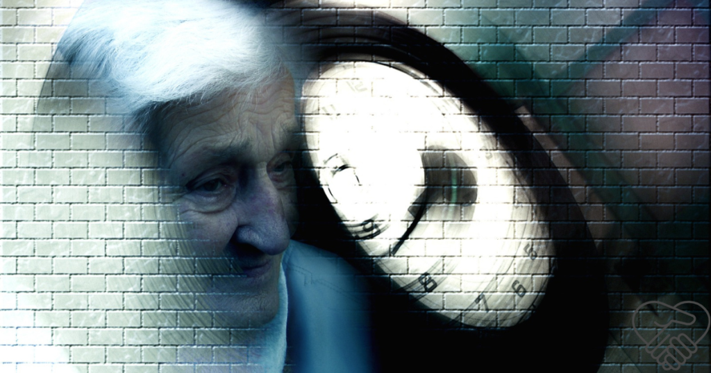 A blurred face of an elderly woman next to a similarly out-of-focus clock. The image symbolizes the loss of time perception and the internal confusion associated with dementia.